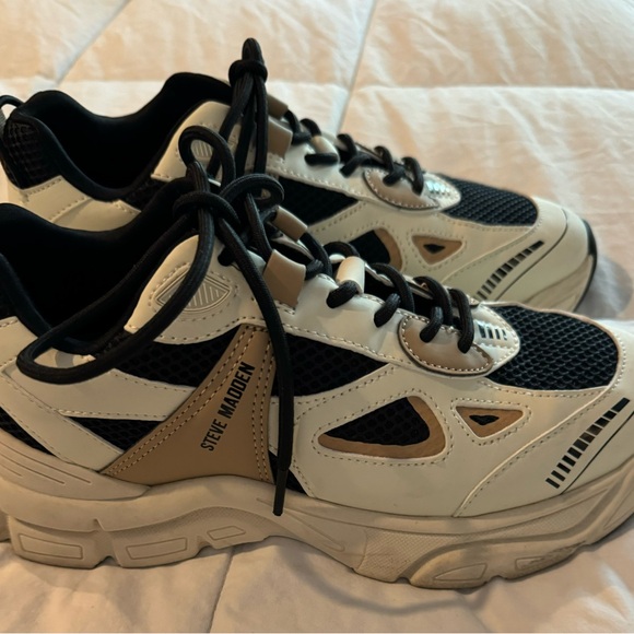 Sneakers - Picture 7 of 7